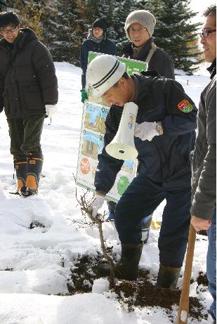 植林開始前に札幌市森林組合の増田さんより説明を受ける。